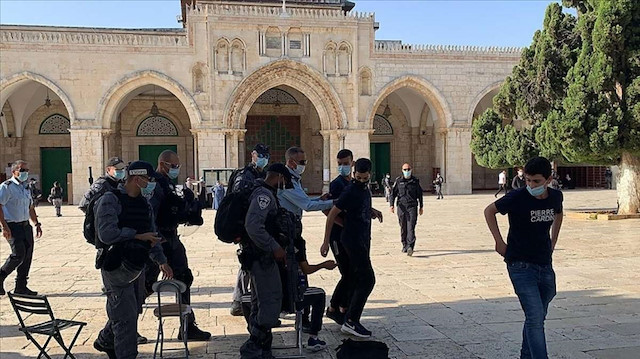 İsrail polisi, sabah saatlerinde Kudüslü gençlerin Aksa'ya girişini engelledi.