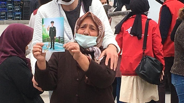 Şehidin babaannesi Mukadder Gergin ise, şehit torununun fotoğrafını basın mensuplarına göstererek, "Çekin oğlum" dedi. 