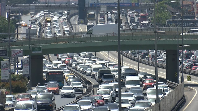 İstanbul'da öğle saatlerinde trafik yoğunluğu yüzde 63'e ulaştı.