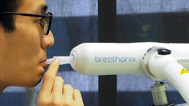 COVID-19'u bir dakikada tespit edebiliyor: Singapur nefes testinin kullanımını onayladı