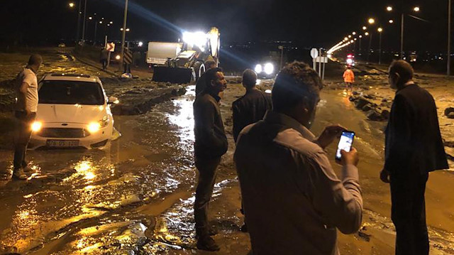 Ağrı Dağı’ndan sel suları ile birlikte gelen çamur ve kayalar Iğdır-Nahçıvan Karayolu'nu ulaşıma kapattı. 