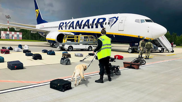 Ryanair uçağı sahte bomba ihbarı ile Belarus'un başkenti Minsk'e indirilerek uçaktaki muhalif gazeteci gözaltına alındı.