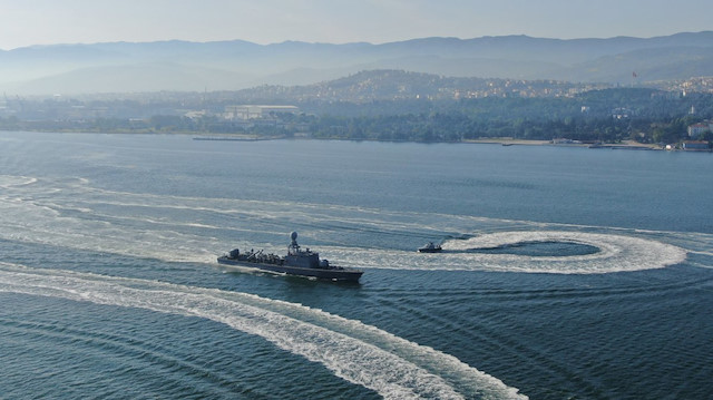 Donanma gemileri, İzmit Körfezi’nden Ege’ye açılmak için geçiş yaptı. 