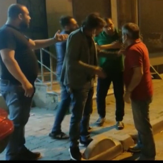 Bağcılarda otomobillerini evlerinin sokağına park etmek isteyen çifti komşuları dövdü