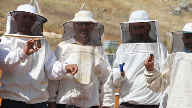 20 arı üreticisinin her birine 16 adet arılı kovan, 10’lu arı zehri toplama aparatı, oto buzdolabı ve zehir muhafaza şişelerinden dağıtıldı.