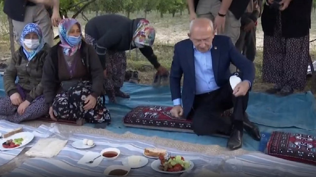 ​Kemal Kılıçdaroğlu yer sofrasına ayakkabılarını çıkarmadan oturdu