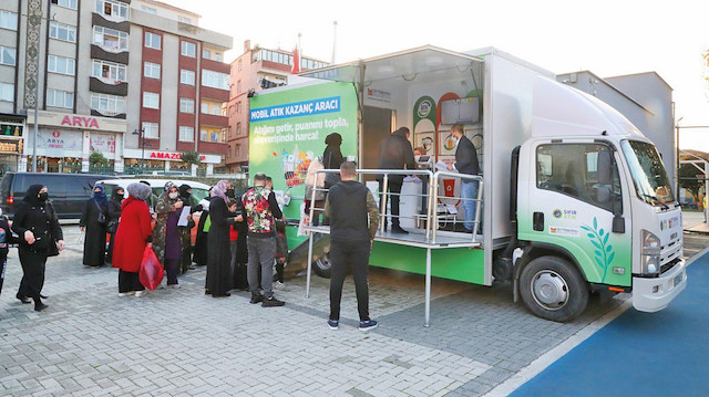İlk olarak Zeytinburnu Belediyesi Hizmet Binası’ndan başlatılan dönüşüm çalışmasında, aylık 2 bin 500 ton değerlendirilebilir atık, kompost makineleriyle geri dönüştürüldü.