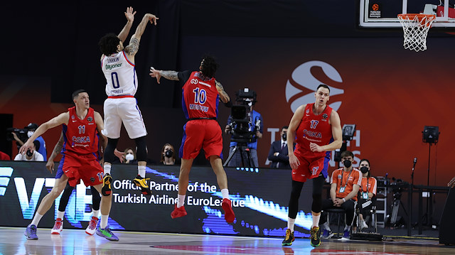 Anadolu Efes'te Shane Larkin maçın son anlarına damga vurmayı başardı.