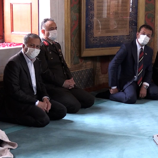 İstanbul Valisi Yerlikaya ve İBB Başkanı İmamoğlu Fatih Sultan Mehmet Hanın türbesini ziyaret etti