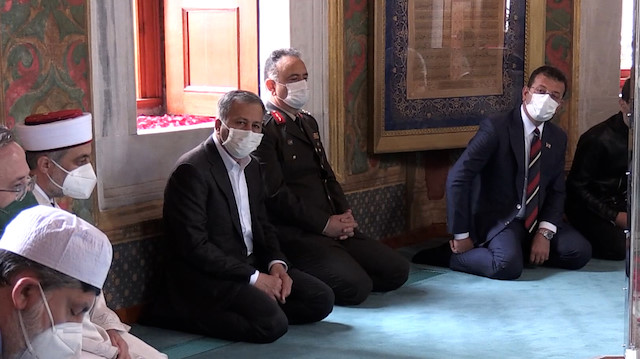 İstanbul Valisi Yerlikaya ve İBB Başkanı İmamoğlu Fatih Sultan Mehmet Han'ın türbesini ziyaret etti