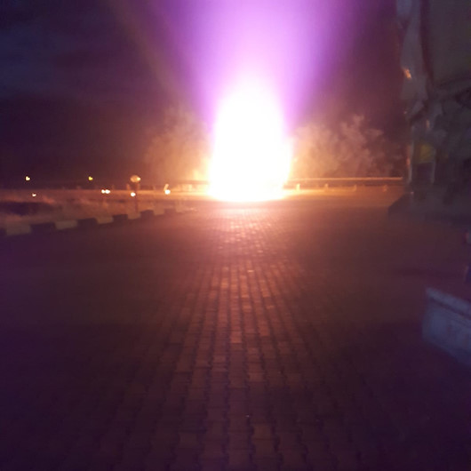 Manisada bariyerlere çarpan otomobil alev alev yandı