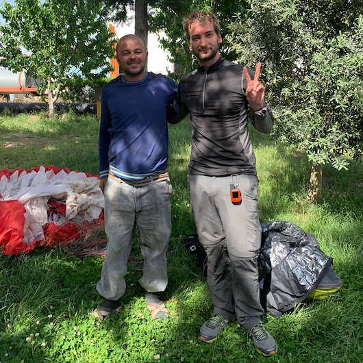 Burdur'da çiftçi tarlasına inen paraşütçüyle buluştu