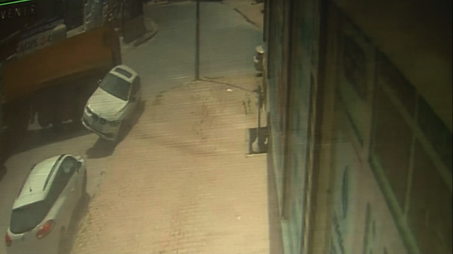 Arnavutköy'de freni boşalan hafriyat kamyonu otomobile çarpıp durabildi