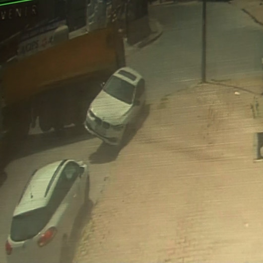 Arnavutköyde freni boşalan hafriyat kamyonu otomobile çarpıp durabildi