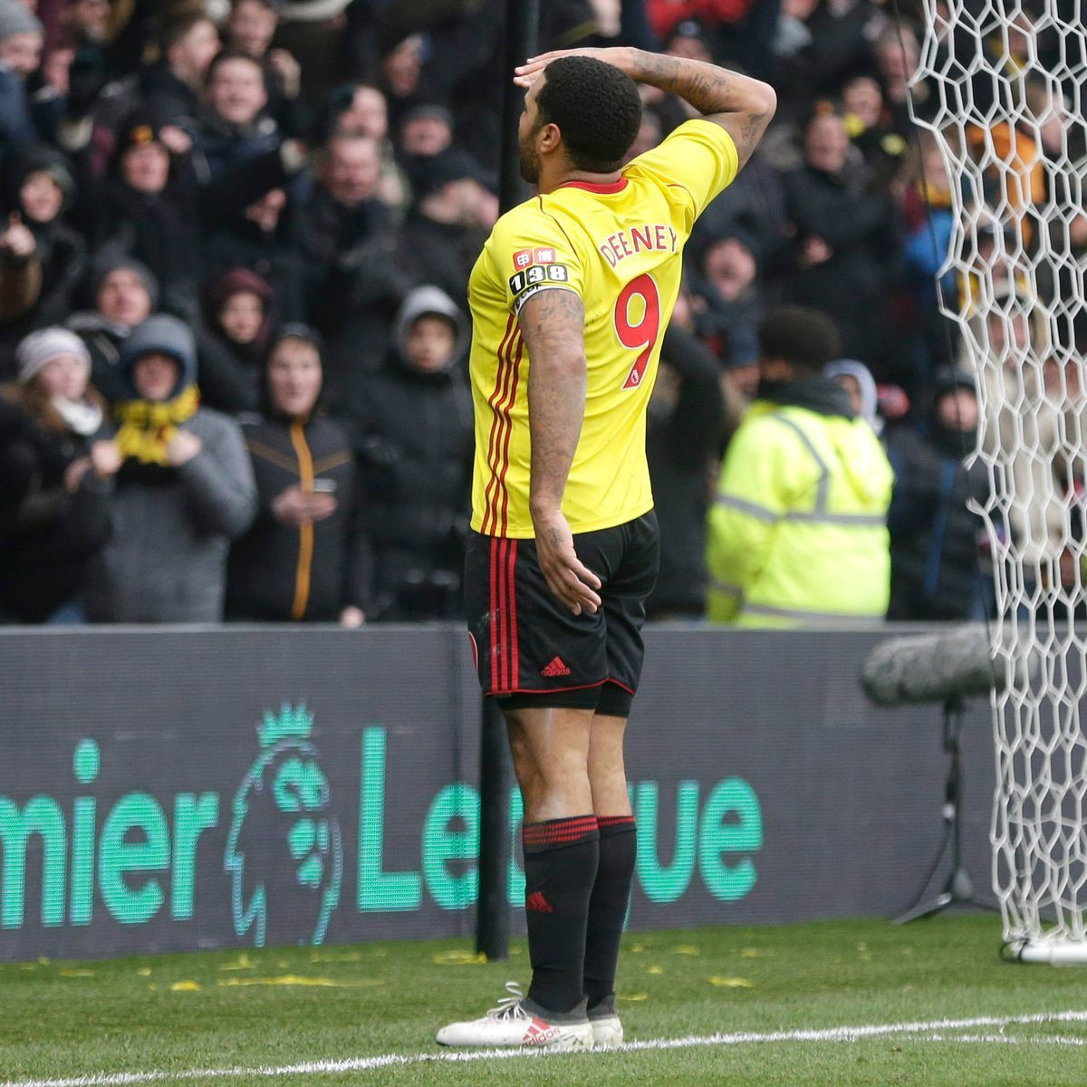 1.84 boyundaki Deeney, sağ ayağını kullanıyor.