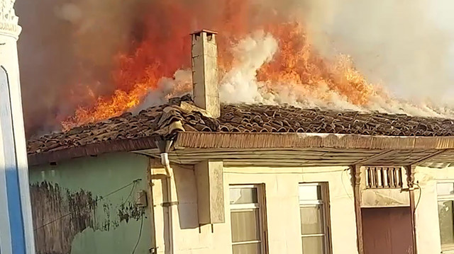 Ahşap evde yangın çıktı, yanındaki 1'i koruma altında 2 ev daha yandı.
