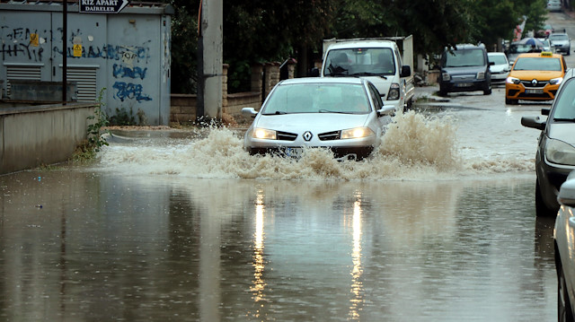 Yağışlar nedeniyle birçok cadde ve sokak su altında kaldı. 