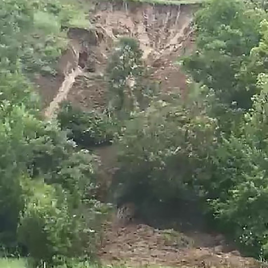 Amasyada heyelan ağaçları yerinden söktü: O anlar kamerada