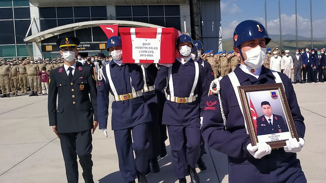 Şehidin cenazesi, Ankara'ya uğurlanmak üzere askeri uçağa taşındı.