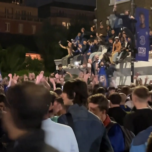 Chelsea’li taraftarlar Şampiyonlar Ligi şampiyonluğunu Stamford Bridge Stadı’nın önünde kutladı