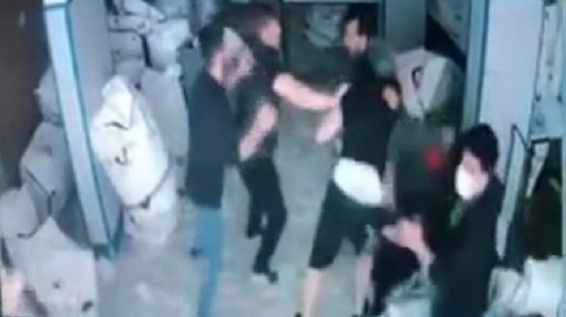 Küçükçekmece’de bıçaklı ‘yan baktın’ kavgası