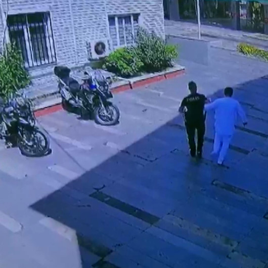 İfadesi alınmak üzere karakola gelen ayağından rahatsız adamı polis memuru kucağında taşıdı