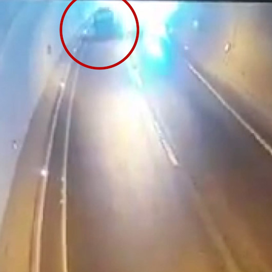 Ters yönden tünele giren sürücü karşıdan gelen araçla kafa kafaya çarpıştı: 3 ölü, 1 yaralı