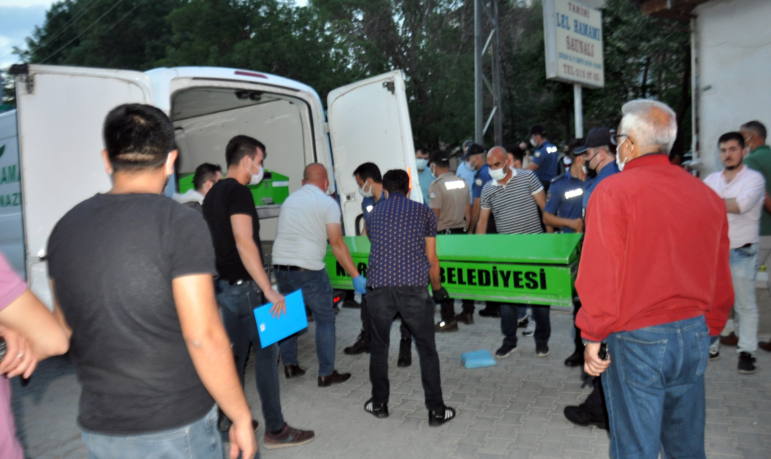 Ömer Sazak'ın cansız bedeni ise olay yerinde yapılan incelemenin ardından morga kaldırıldı.