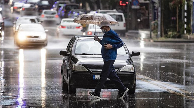 Meteorolojiden Türkiye'nin kuzey ve batı kesimleri için sağanak uyarısı.