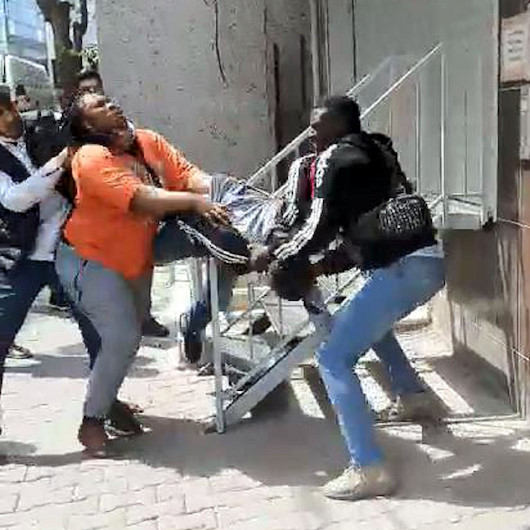 Esenyurtta Afrikalı çift ile hırsızlık şüphelileri arasında tekme tokat kavga