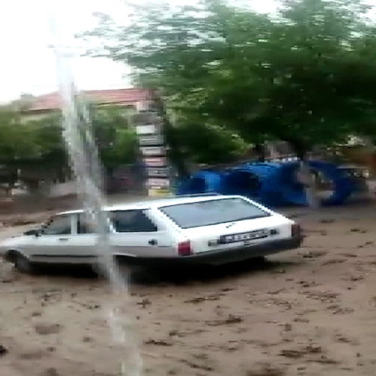 Manisada sele kapılan otomobil metrelerce sürüklendi