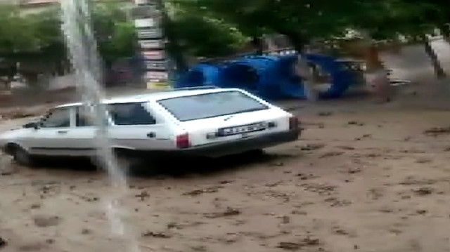 Manisa'da sele kapılan otomobil metrelerce sürüklendi