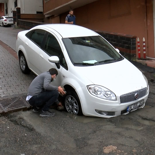 Ataşehirde araç sürücülerinin çukur kabusu