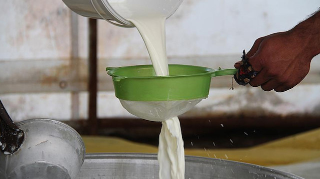 Sütün hacmini artırmak amaçlı içerisine çamaşır suyu katılıyor.