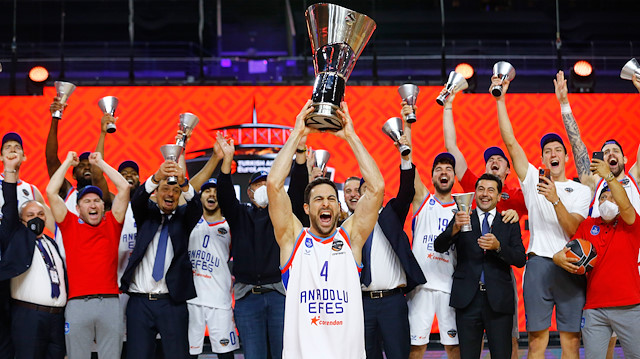 Anadolu Efes, Fenerbahçe’nin ardından EuroLeague'de şampiyonluğa ulaşan ikinci Türk takımı oldu.