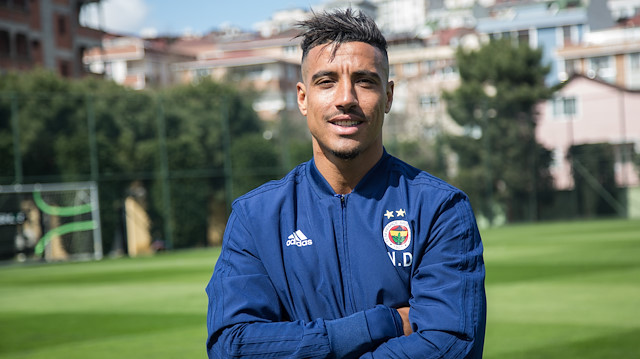 Dirar'ın Fenerbahçe ile bir sezon daha sözleşmesi bulunuyor.