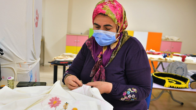Bursalı kadınlar el işleriyle ev ekonomisine destek oluyor