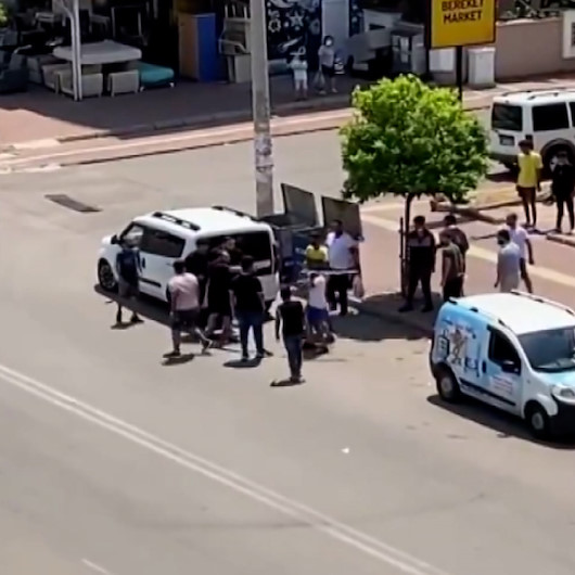 Antalyada cadde ortasında sopalarla birbirine girdiler
