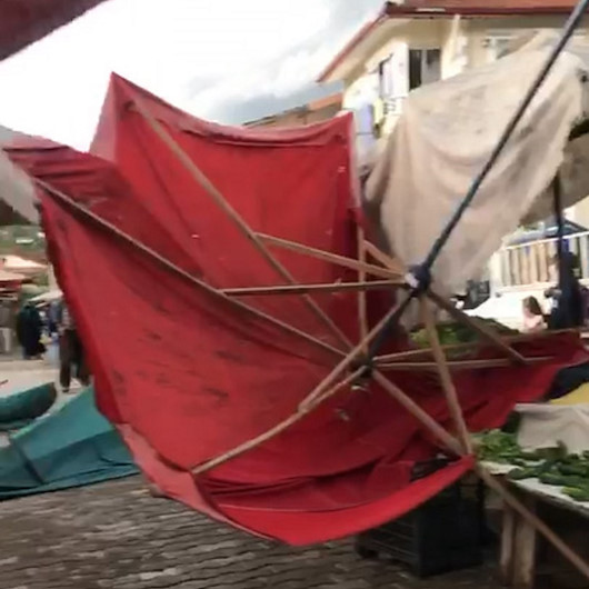 Tokat fırtınaya teslim: Çatılar uçtu ağaçlar yerinden söküldü