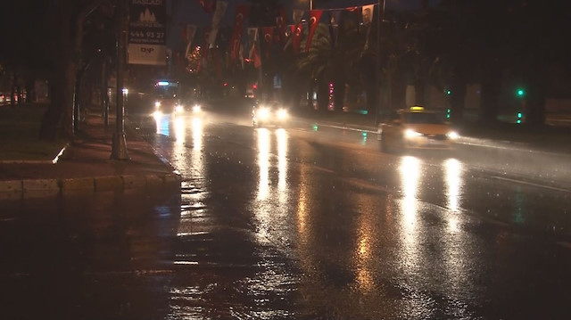 İstanbul'da yağmur gece boyunca etkisini sürdürdü.