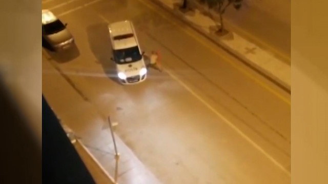 Elinde ekmek bıçağıyla polise saldıran şüpheli ayağından vurularak etkisiz hale getirildi