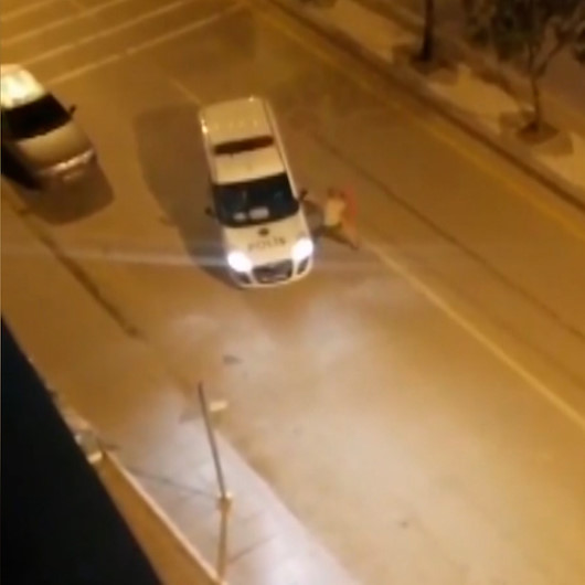 Elinde ekmek bıçağıyla polise saldıran şüpheli ayağından vurularak etkisiz hale getirildi