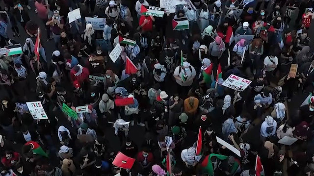New York'ta toplanan protestocular Filistin'e destek gösterisi düzenledi