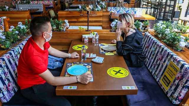 Kafe ve restoranlar açıldı: Açık alanda aynı masada en fazla 3 kişi, kapalı alanlarda 2 kişi olabilecek