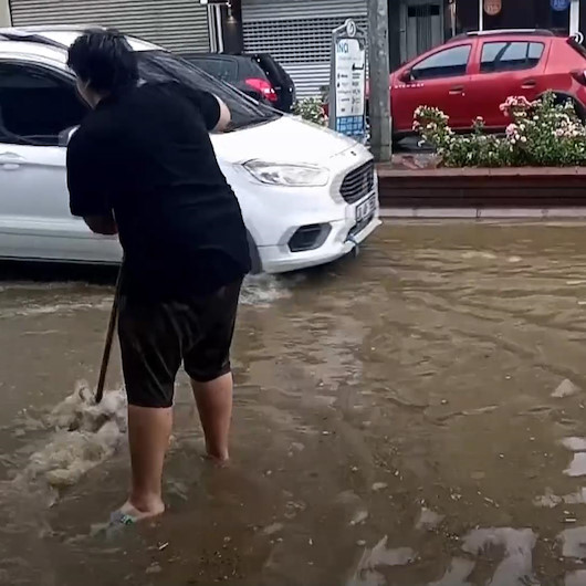 İzmirde sağanak yağış sonrası cadde ve sokaklarda su birikintileri oluştu