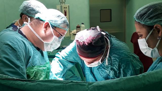 Genel Cerrahi ve Cerrahi Onkoloji Uzmanı Op. Dr. Orhan Kalaycı, tümörü hastanın karnından başarılı bir operasyon ile çıkardı