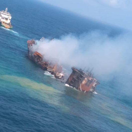 Sri Lanka’da günlerdir yanan konteyner gemisi batıyor