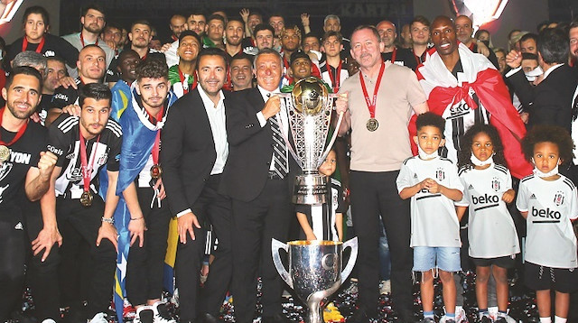 Beşiktaş Başkanı Ahmet Nur Çebi, Sergen Yalçın ile uzun yıllar devam edeceklerini ve kendisinden  vazgeçmeyeceklerini söyledi. 
