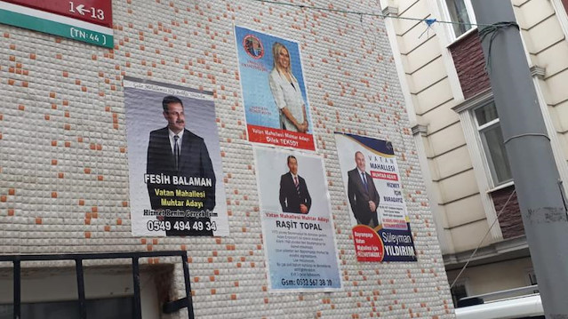 Muhtar adayları, aday oldukları mahallelere pankartlar ve posterler asarak oy istiyor.