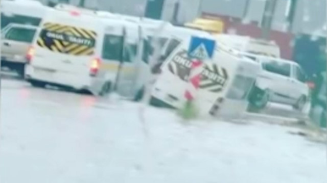 Bursa'da sel: Servis araçları sel sularında mahsur kaldı